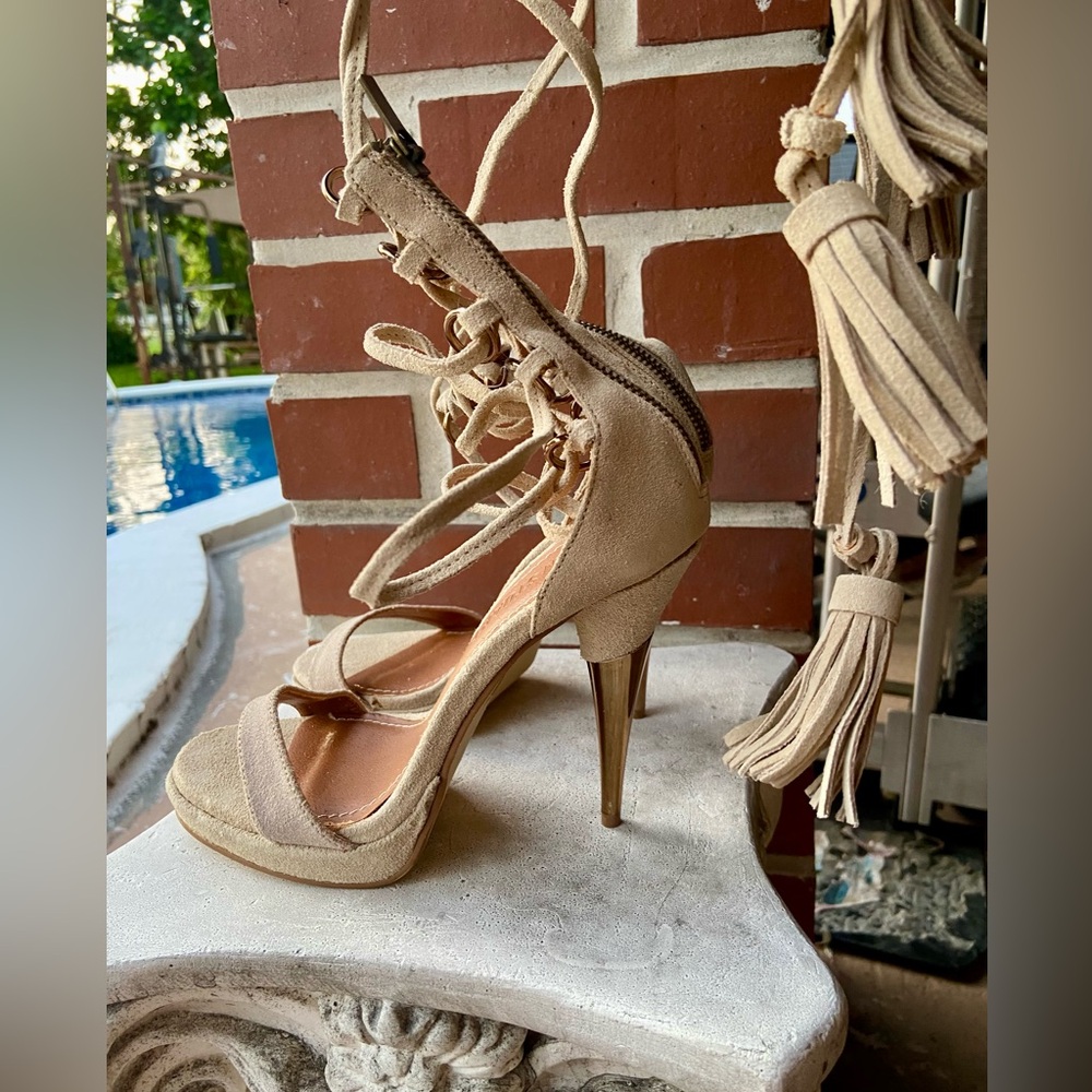 COLIN STUART  BEIGE TAUPE SUEDE ANKLE TIE LEG WRAP STILETTO GOLD HEELS  SIZE 6.5